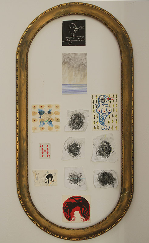 Cornice ovale con piccole opere