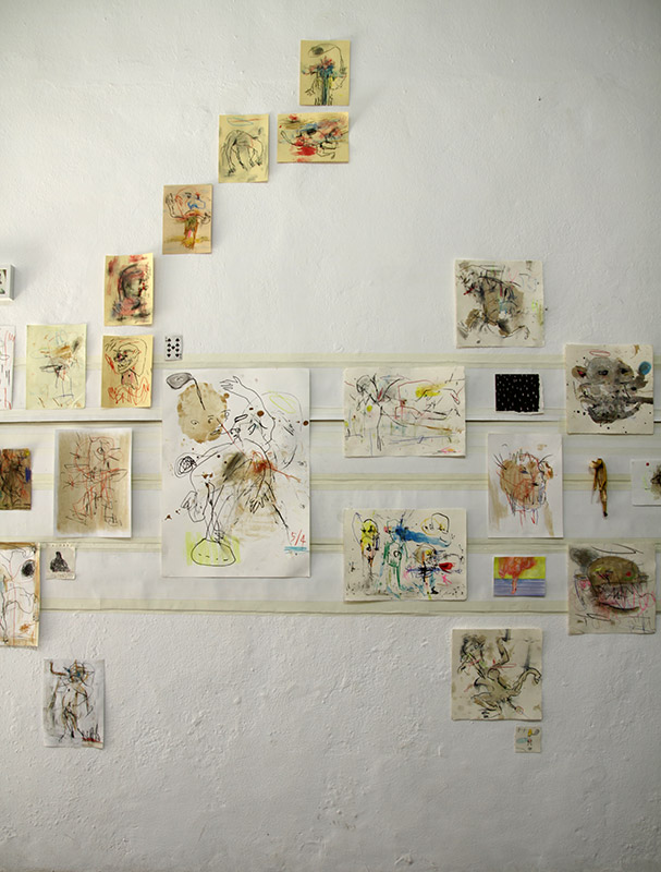 Parete con composizione di piccoli disegni