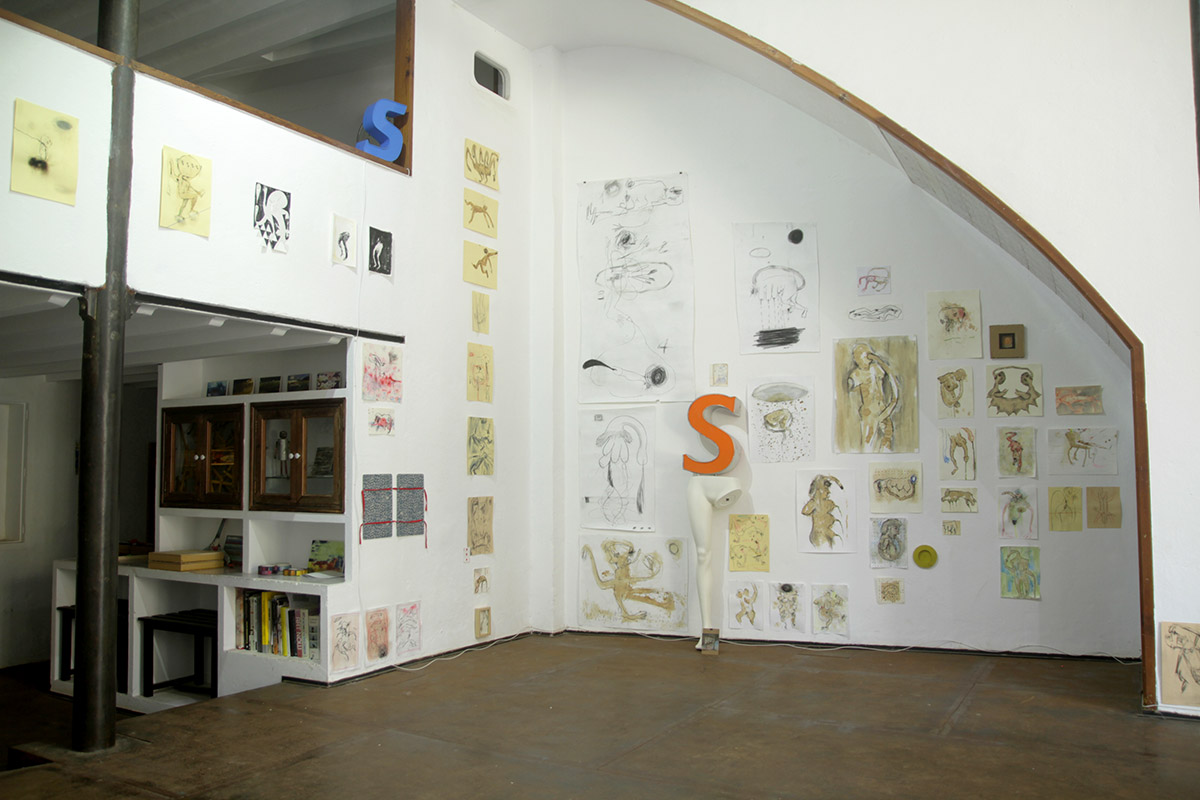 Angolo galleria con installazione