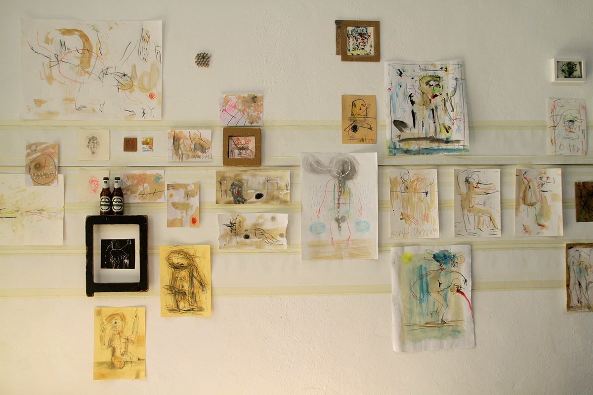 Parete con opere su carta e cartone