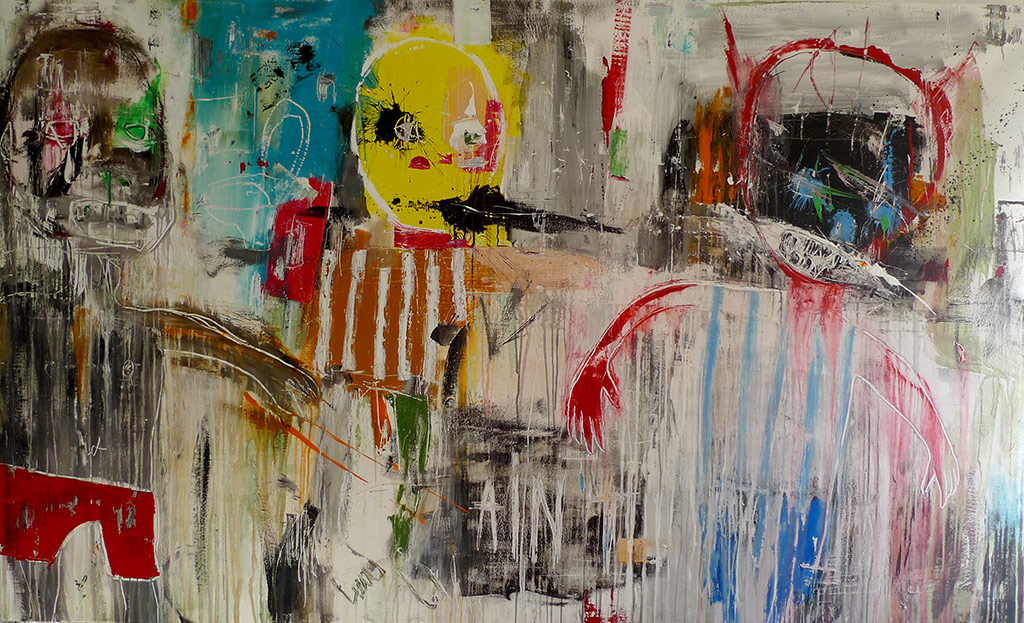 Tre teste โ testa gialla centrale su caos cromatico